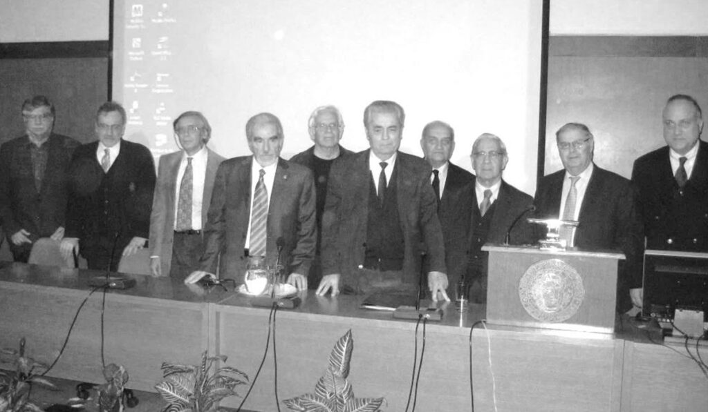 Από την εκδήλωση για τα 50 χρόνια της Ε.Κ.Μ. Διακρίνεται ο εκλιπών με άλλα μέλη του τότε Δ.Σ.